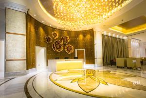 un vestíbulo con un mandala grande en el suelo en Winford Resort and Casino Manila, en Manila