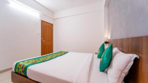 Postel nebo postele na pokoji v ubytování Treebo Petals Suites + 37 fotografií