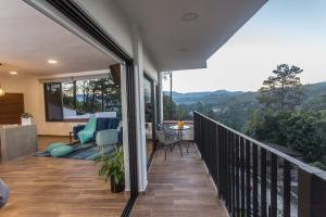 a balcony with a view of the mountains at La Fábrica #1 Carrie Furnace in Valle de Bravo