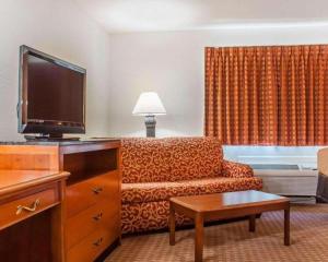 a living room with a couch and a flat screen tv at Econo Lodge Cuba I-86 in Cuba