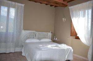 A bed or beds in a room at Casale Dolci Dimore