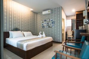 En eller flere senge i et værelse på Sunday J Resort & Restaurant