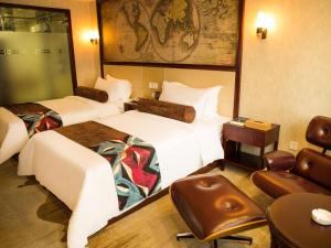 a hotel room with two beds and a table and chairs at James Joyce Coffetel Qinhuangdao Taiyangcheng Wenhua Road in Qinhuangdao +156 photos