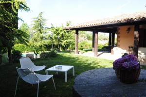 A garden outside Casale Dolci Dimore