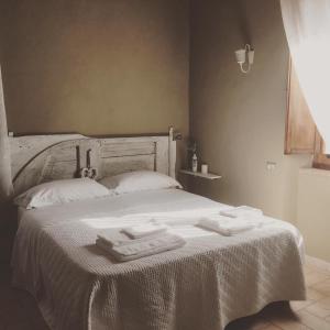 A bed or beds in a room at Casale Dolci Dimore