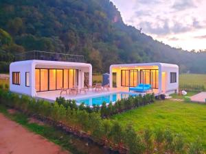 una representación de una casa con piscina en ตลอดกาล Ta-Lord-Karn Pool Villa Chiangdao, en Ban Musoe 11 fotos más