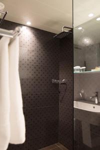 Bilik mandi di Nova Hotel Yerevan