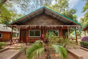 una piccola casa con tetto di paglia di Varee Valley Resort and Restaurant a Khon Kaen