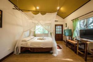 una camera da letto con un letto con zanzariera di Varee Valley Resort and Restaurant a Khon Kaen Altre 185 foto