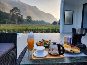 una bandeja de comida y una bebida en una mesa en ตลอดกาล Ta-Lord-Karn Pool Villa Chiangdao, en Ban Musoe