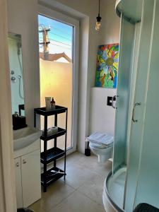 Un baño con ducha, lavabo e inodoro. en SURF HOUSE DREAMERS COAST, en Klaipėda 47 fotos más