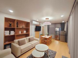 una sala de estar con un sofá y una mesa en ตลอดกาล Ta-Lord-Karn Pool Villa Chiangdao, en Ban Musoe