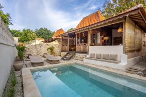 una casa con piscina delante de una casa en Villa Yin Uluwatu - Central 1BDR Villa with Pool, en Uluwatu