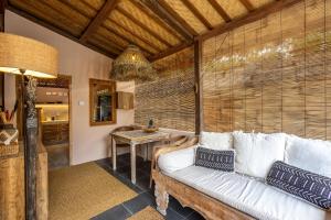 Una sala de estar con un sofá blanco y una mesa. en Villa Yin Uluwatu - Central 1BDR Villa with Pool, en Uluwatu
