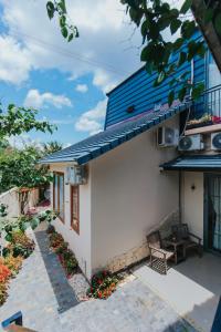 a house with a patio with a bench and flowers at Laca homestay in Gia Nghĩa