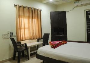 Hotel Geetanjali St Bus Stand Panvel客房内的一张或多张床位