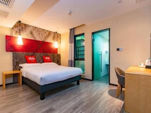 ein Hotelzimmer mit Bett und Schreibtisch in der Unterkunft Hanting Hotel Wuxi Taihu Lake Plaza Branch in Wuxi