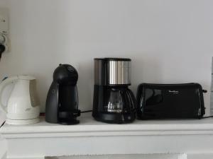 eine Kaffeemaschine und eine Kaffeemaschine auf einem Regal in der Unterkunft Maison de pêcheur - Quartier Croix de Vie in Saint-Gilles-Croix-de-Vie