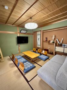 TV a/nebo společenská místnost v ubytování Takayama abode Private House in Takayama