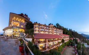 Himalaya Drishya Resort في دهوليكهيل: فندق كبير يطل على الجبل