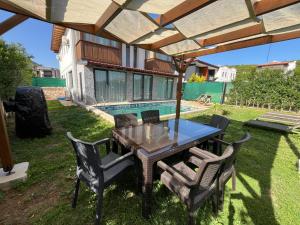 Κήπος έξω από το Derya Beach Agullu Villa 5