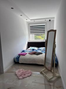 Posteľ alebo postele v izbe v ubytovaní Apartament z balkonem i widokiem na morze w Sopocie blisko Opery Leśnej