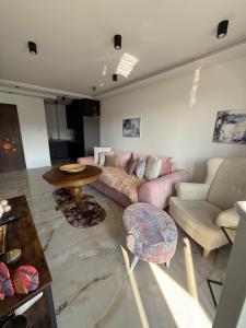 Posedenie v ubytovaní Apartament z balkonem i widokiem na morze w Sopocie blisko Opery Leśnej