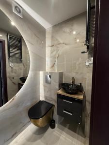Kúpeľňa v ubytovaní Apartament z balkonem i widokiem na morze w Sopocie blisko Opery Leśnej
