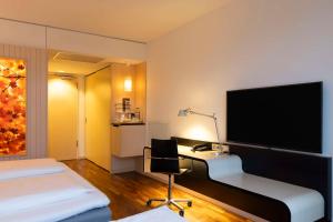 Postel nebo postele na pokoji v ubytování Scandic Berlin Potsdamer Platz