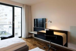 TV a/nebo společenská místnost v ubytování Scandic Berlin Potsdamer Platz