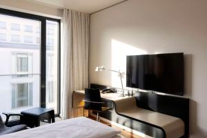 TV a/nebo společenská místnost v ubytování Scandic Berlin Potsdamer Platz