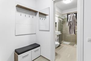 Un baño blanco con inodoro y ducha. en Blue Breeze Apartament, en Năvodari 14 fotos más