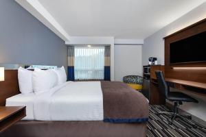 Una televisión o centro de entretenimiento en Microtel Inn & Suites by Wyndham Mont Tremblant