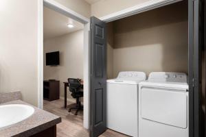 Fotografie z fotogalerie ubytování Eagle's Den Suites Andrews a Travelodge by Wyndham v destinaci Andrews + 29 fotografií