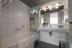A bathroom at Hyatt Place Gothenburg Central