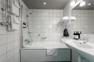A bathroom at Hyatt Place Gothenburg Central