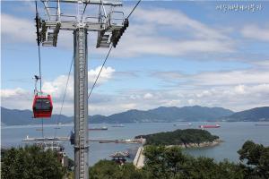 a gondola ride over a body of water w obiekcie Cable Car Pension w mieście Yeosu