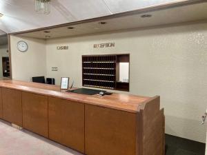 an office with a reception desk with a clock on the wall at 十五町目ag in Iwaki