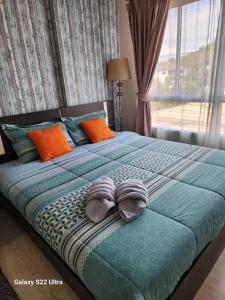 ホアヒンにあるBaan Peang Ploen Huahinのベッドルーム1室(スリッパ2枚付)