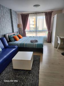 ホアヒンにあるBaan Peang Ploen Huahinのベッドとソファのあるリビングルーム +15枚の写真