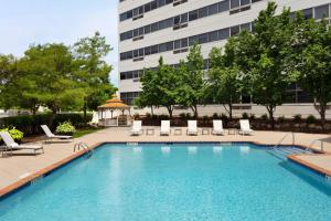 Bazén v ubytování Delta Hotels by Marriott Woodbridge nebo v jeho okolí