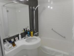 ein weißes Badezimmer mit Toilette und Waschbecken in der Unterkunft JR-EAST HOTEL METS NAGAOKA in Nagaoka + 82 Fotos