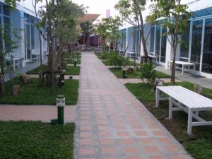 Κήπος έξω από το Khun Chaweng Resort