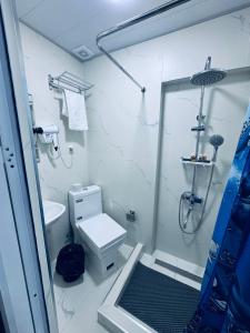 Ένα μπάνιο στο Khan Apartments