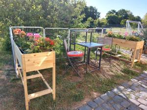 a garden with a table and chairs and flowers at NEU! Ferienwohnung Havel-Biene in Premnitz