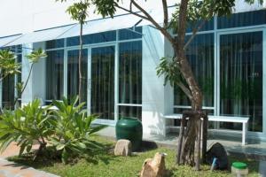 Κήπος έξω από το Khun Chaweng Resort