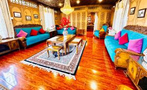 Hayat Group of houseboats的休息区