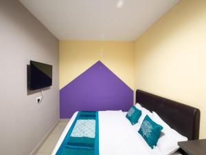 TV a/nebo společenská místnost v ubytování OYO 131 Dejaya Hotel Kota Damansara + 22 fotografií