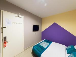 Postel nebo postele na pokoji v ubytování OYO 131 Dejaya Hotel Kota Damansara