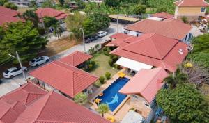 einen Blick über ein Haus mit roten Dächern in der Unterkunft Luxury 6BHK Villa with Private Pool in Pattaya by - OzyStays in Nong Prue